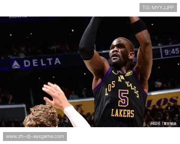 NBA球员摔倒瞬间的英雄传球：跌倒也不放弃的精神